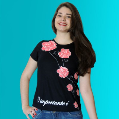 Camisa O Importante é a Rosa Preta com Várias Rosas