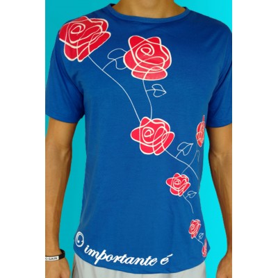 Camisa O Importante é a Rosa Azul com Várias Rosas